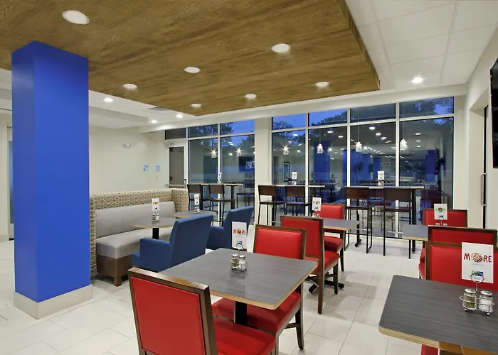 Holiday Inn Express & Suites Columbus North By Ihg