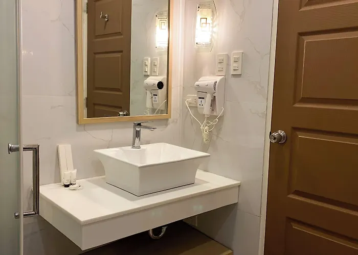 Queen Margarette Hotel Downtown