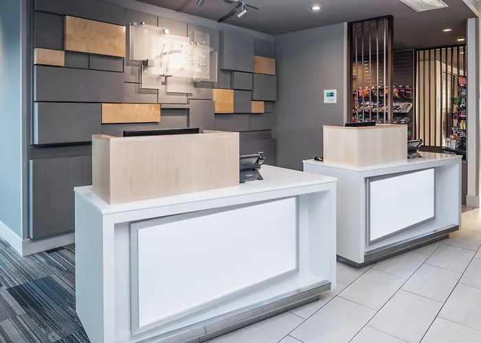Holiday Inn Express & Suites Kingdom City By Ihg