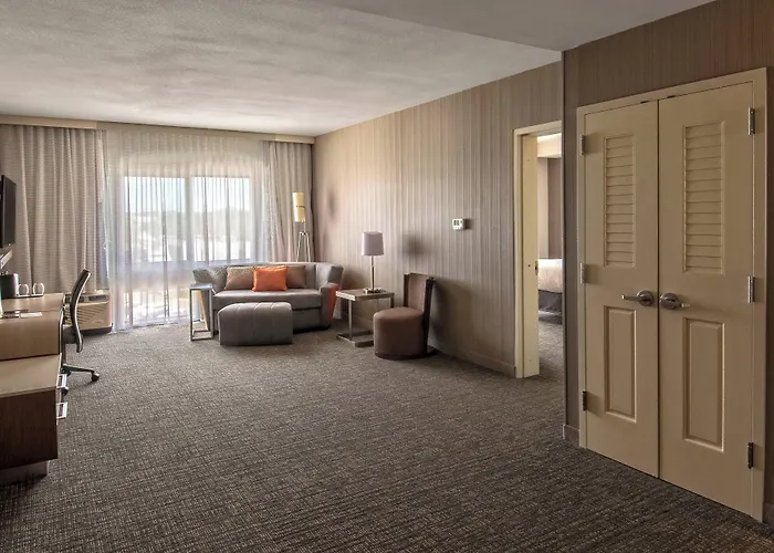 Courtyard By Marriott Westbury Long Island