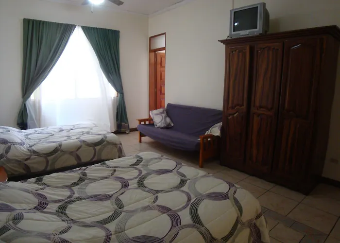 Hotel La Guaria Inn & Suites