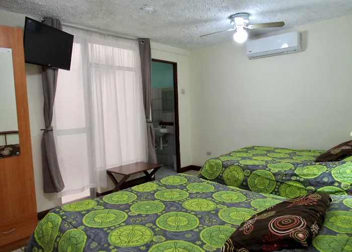 Hotel La Guaria Inn & Suites