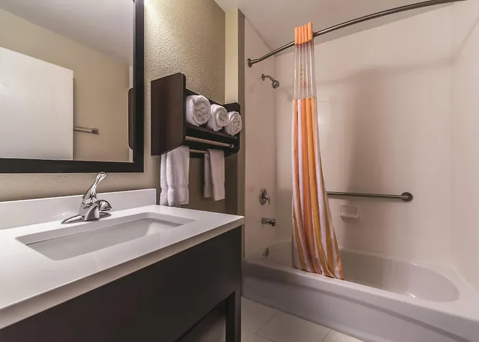 La Quinta By Wyndham Collinsville - St. Louis