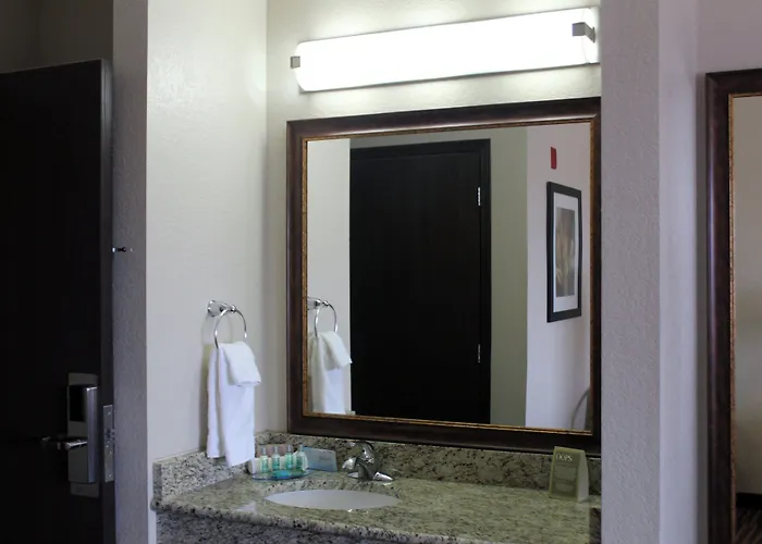 Cobblestone Inn & Suites - Denison | Oak Ridge