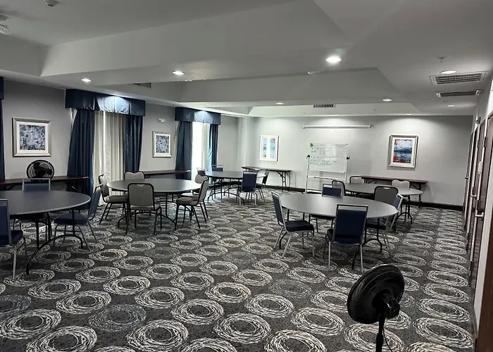 Holiday Inn Express & Suites Bonham By Ihg