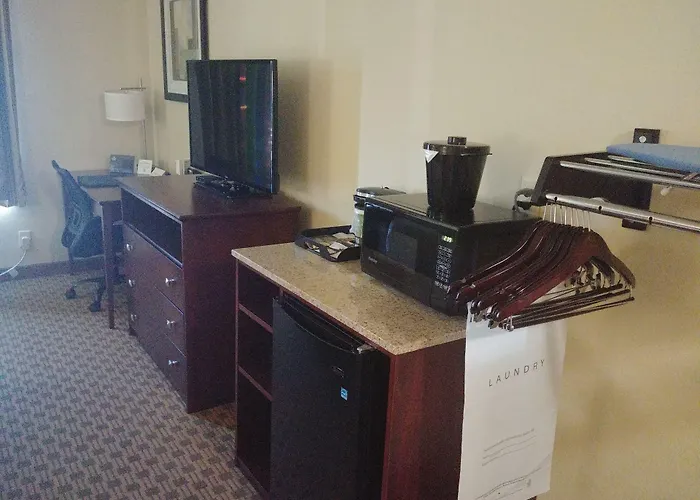 Cobblestone Hotel & Suites - Broken Bow