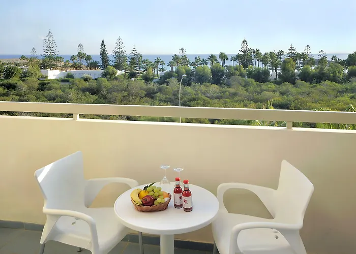 Nissiana Hotel & Bungalows