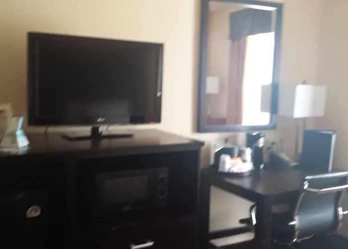 Paradise Inn & Suites