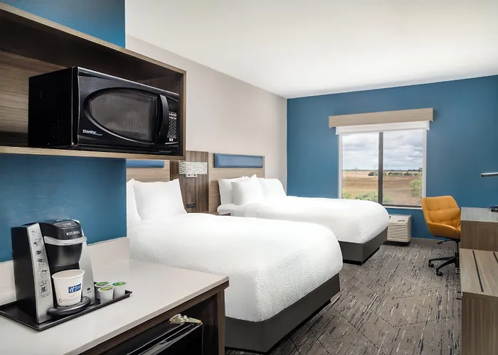 Holiday Inn Express Pratt By Ihg