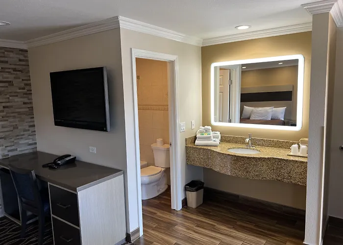 Walnut Inn & Suites West Covina