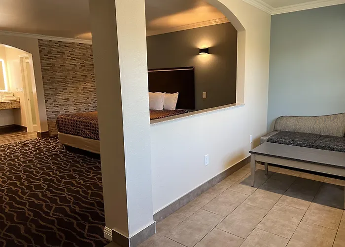 Walnut Inn & Suites West Covina