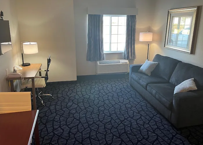 Days Inn & Suites By Wyndham Columbus Ne