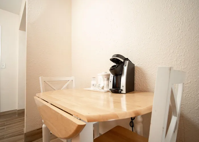 Island Sun Inn & Suites - Historic Venice & Beach Getaway