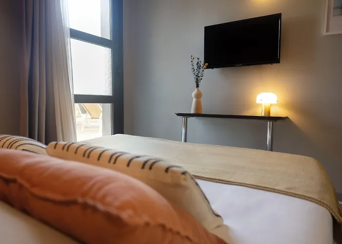Hotel Les Jardins Du Canal - Piscine Chauffee A 28 Degres - Parking Gratuit - Garage - Bornes Electriques - Accueil Velos Et Motos - Kids Friendly-Solaire Ecoresponsable