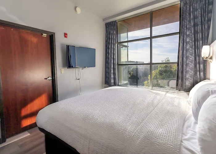 Days Inn & Suites By Wyndham Milwaukee