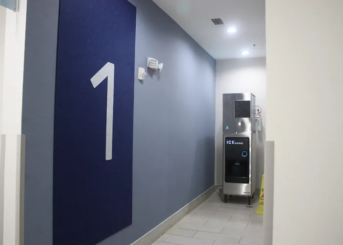 Holiday Inn Express Hotel & Suites Shamrock North By Ihg