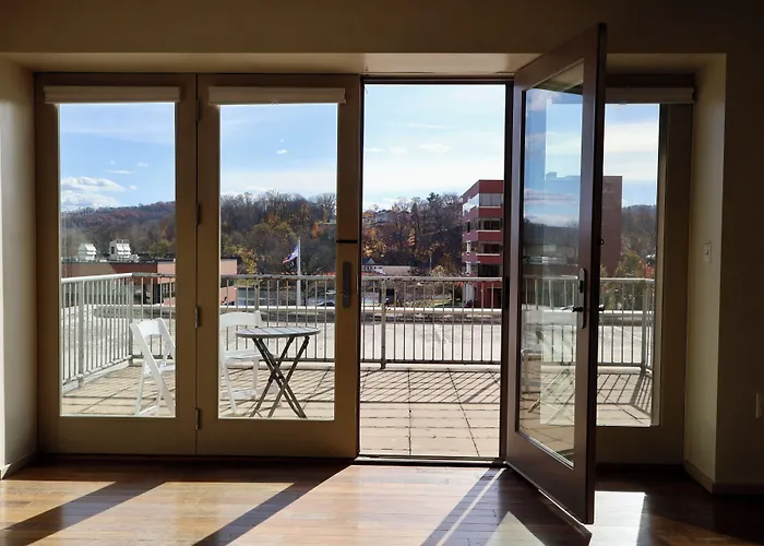 Grand Eastonian Hotel & Suites