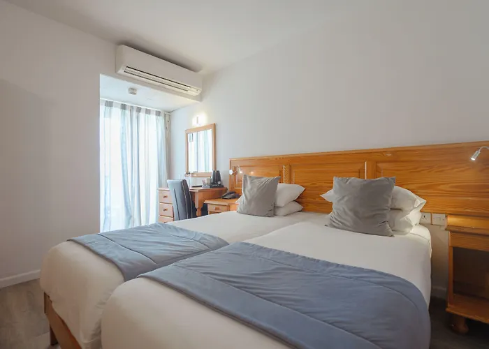 Gillieru Harbour Hotel