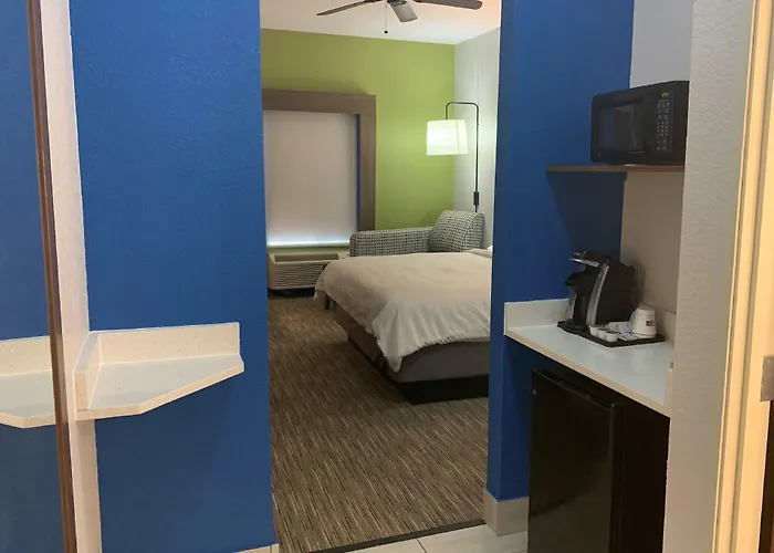 Holiday Inn Express Mccomb By Ihg