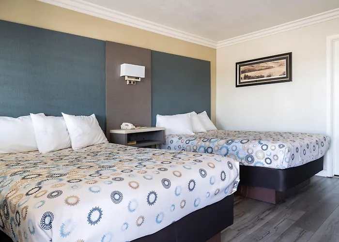 Solaire Inn & Suites