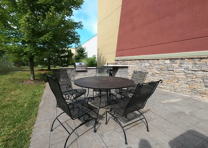 Hometowne Studios & Suites By Red Roof Washington