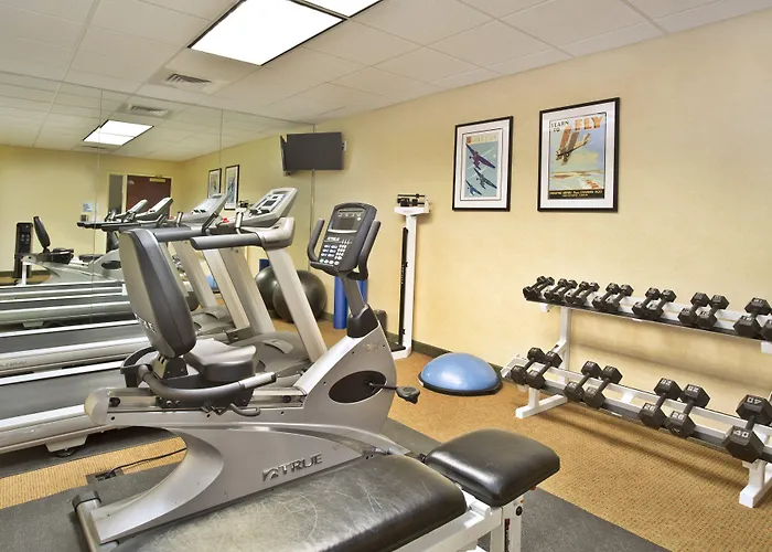 Holiday Inn Express & Suites Bradley Airport By Ihg