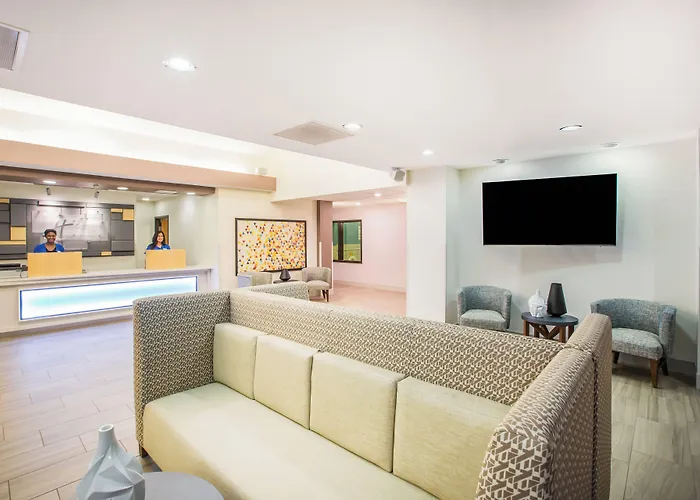Holiday Inn Express & Suites Bellevue -Omaha Area- By Ihg