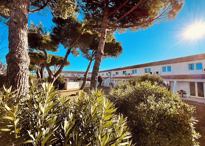 Artemia Aigues-Mortes - Hôtel avec piscine - Bornes électriques - Parking privé - Local vélo-moto