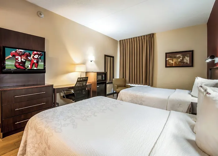 Red Roof Inn Plus Long Island - Garden City