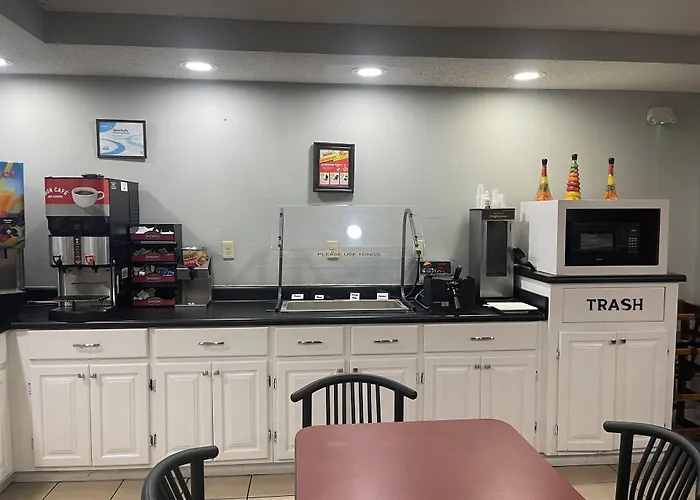 Red Roof Inn & Suites Hinesville