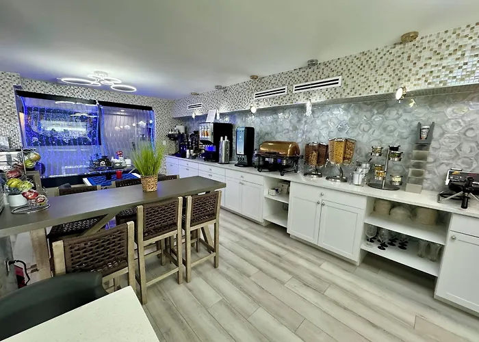 Ocean Sands Beach Boutique Inn-1 Acre Private Beach-St Augustine Historic-2 Miles-Shuttle With Downtown Tour-Heated Salt Water Pool Until 420Am-Popcorn-Cookies-New 4K Usd Black Beds- 69 Item Breakfast-Eggs-Bacon-Starbucks- Free Laundry- #904-799-Sand