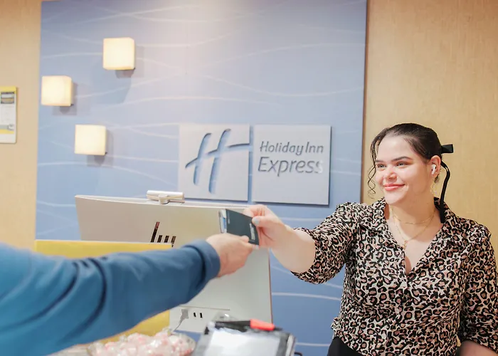 Holiday Inn Express Hotel & Suites Manchester - Airport By Ihg