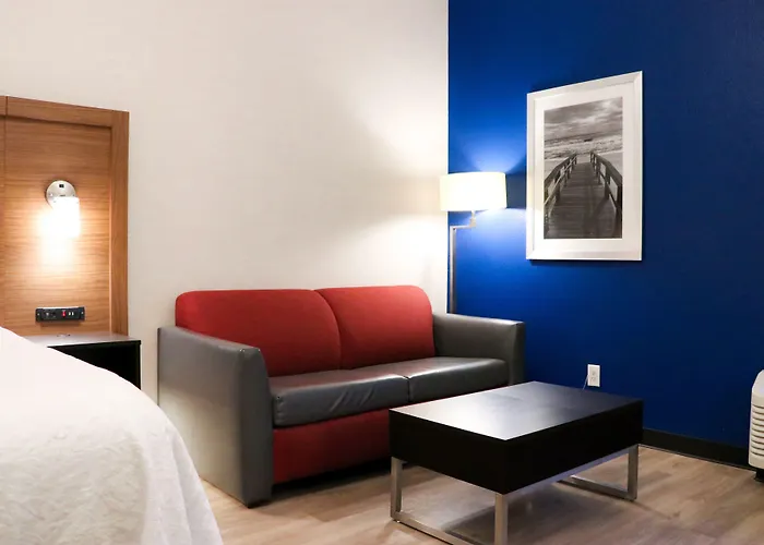 Days Inn & Suites By Wyndham Fort Myers Near Jetblue Park