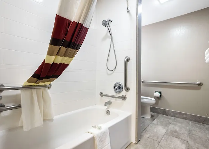 Red Roof Inn Plus+ & Suites Savannah - I-95