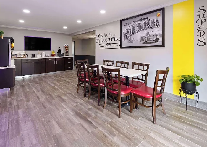 Super 8 By Wyndham Burnham/Lewistown