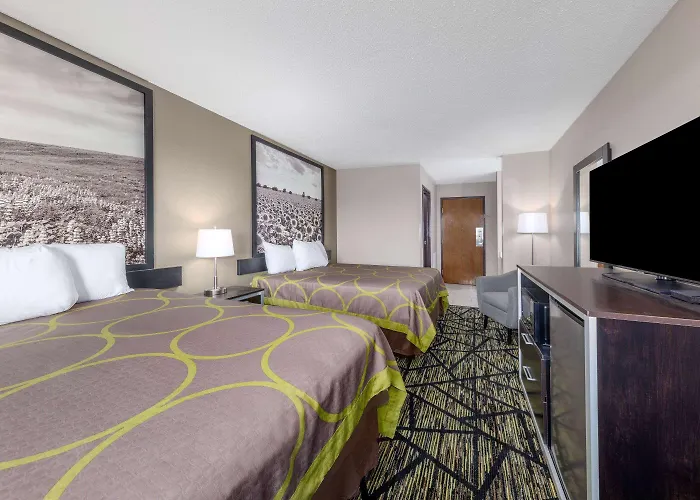 Super 8 By Wyndham Pratt