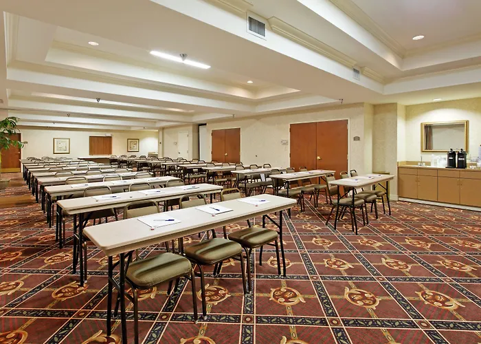 Holiday Inn Express & Suites Cullman By Ihg
