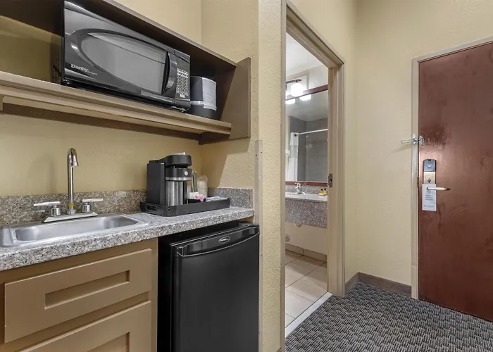 Best Western Plus Shamrock Inn & Suites