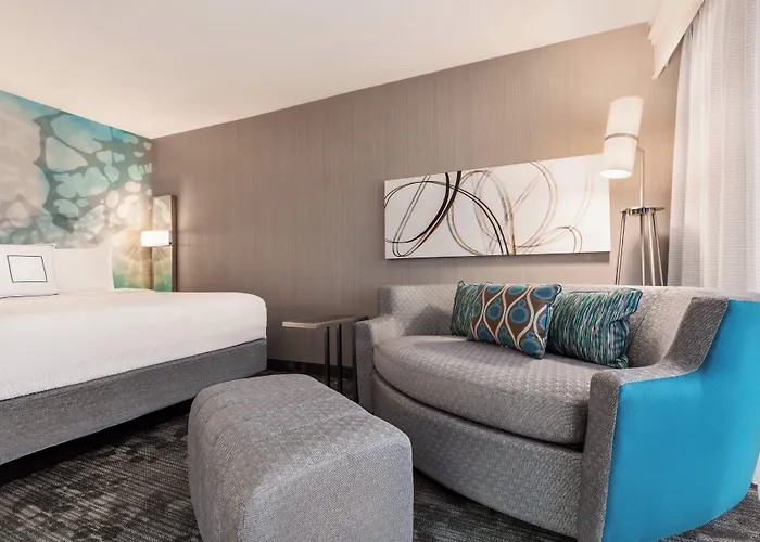 Courtyard By Marriott Topeka