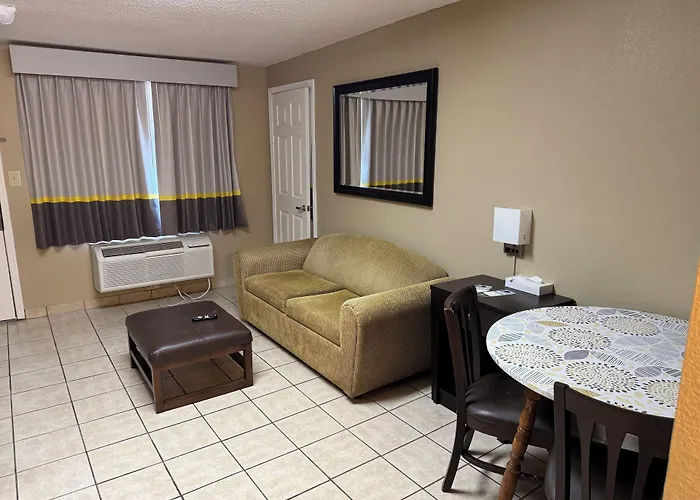 Super 8 By Wyndham Tulsa - Route 66