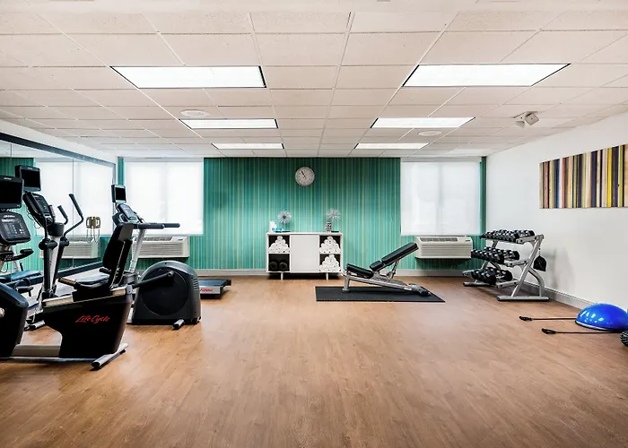 Holiday Inn Express & Suites Charlotte Arpt-Belmont By Ihg