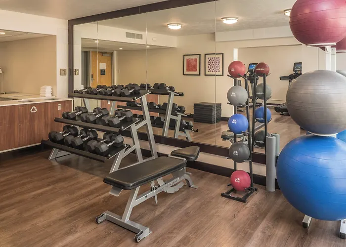 Holiday Inn Express & Suites Springfield By Ihg