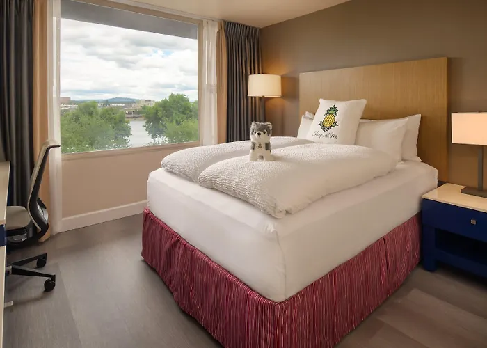 Staypineapple, Hotel Rose, Downtown Portland