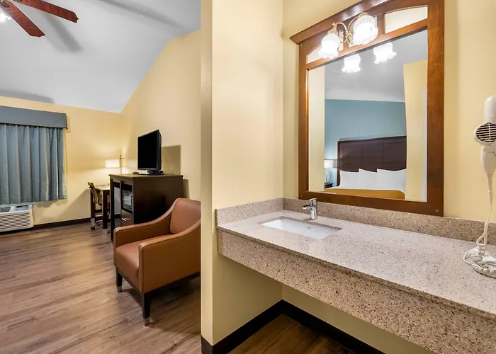 Econo Lodge Inn & Suites Eau Claire South