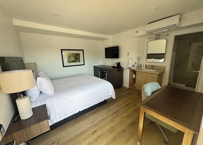 Lamplighter Inn & Suites