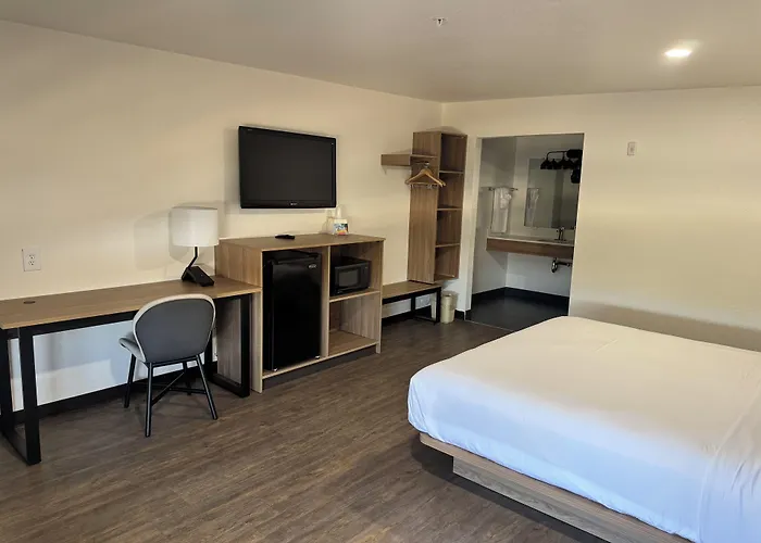 Rodeway Inn & Suites Rancho Mirage - Palm Desert Area
