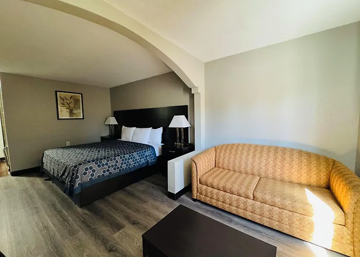 Econo Lodge Inn & Suites
