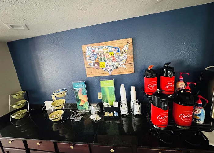 Econo Lodge Inn & Suites