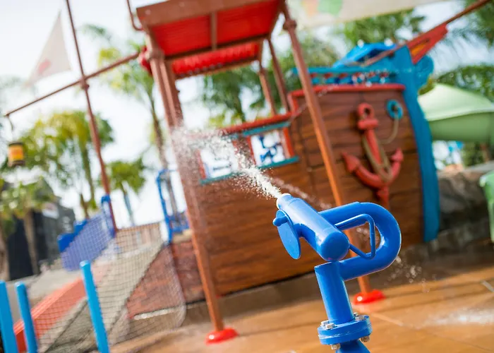 Howard Johnson By Wyndham Anaheim Hotel And Water Playground