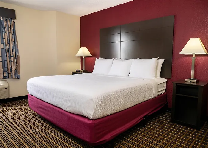 Baymont Inn & Suites By Wyndham Mukwonago